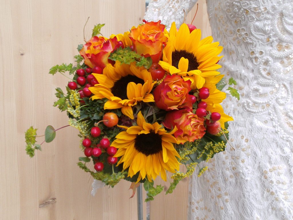Brautstrauß mit Sonnenblumen, Rosen und Hypericum-Beeren