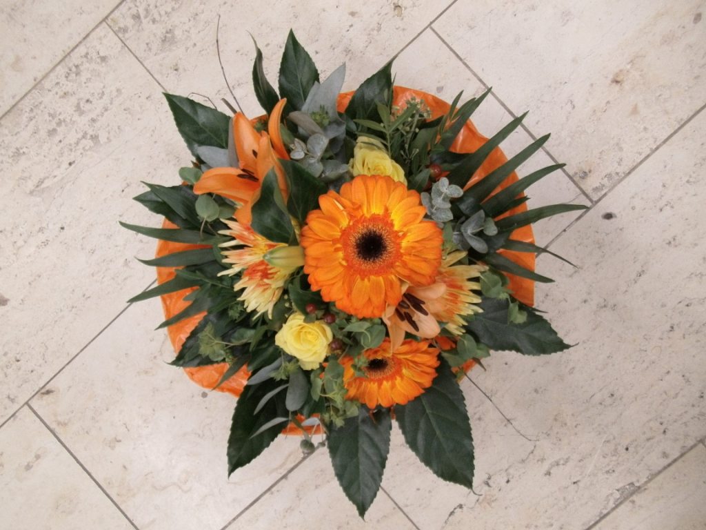 Strauß mit orangefarbenen Gerbera und Lilien